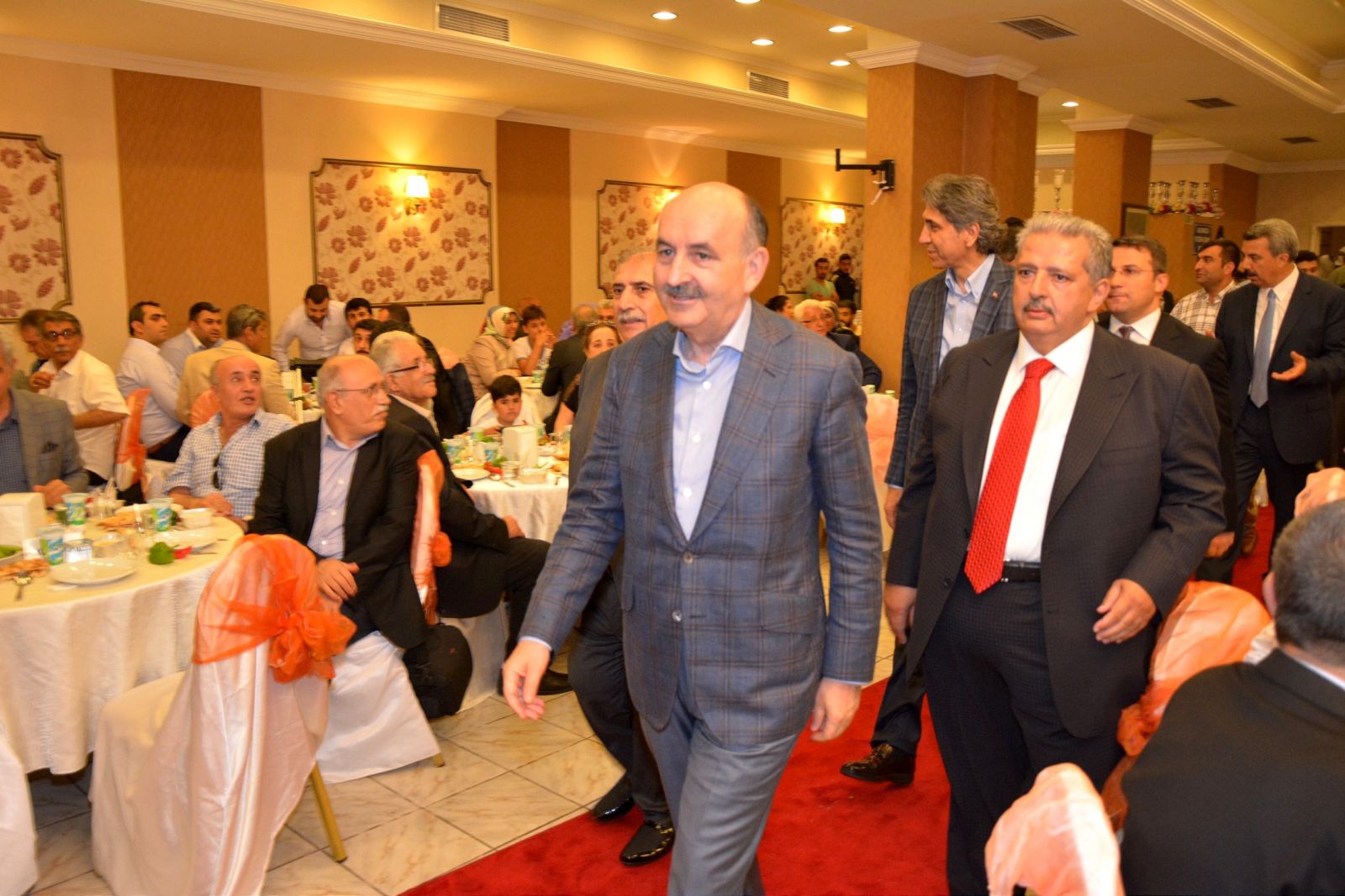 Viranşehirliler iftar yemeğinde derneklerinin 20. yılını kutladı